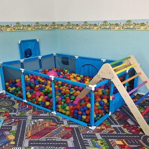 Bunter Ballspielbereich im Innenraum der Kindertagespflege Kunterbunt am Brudergrund in Erbach