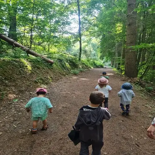 Der Bewegungsraum mit Spielgeräten bietet Kindern Platz zum freien Spielen in der Kindertagespflege Kunterbunt am Brudergrund.