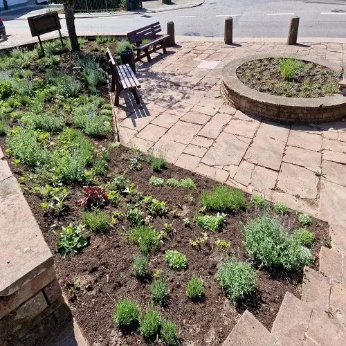 Gepflegter Gartenbereich mit Sitzmöglichkeiten rund um die Kindertagespflege Kunterbunt am Brudergrund in Erbach.