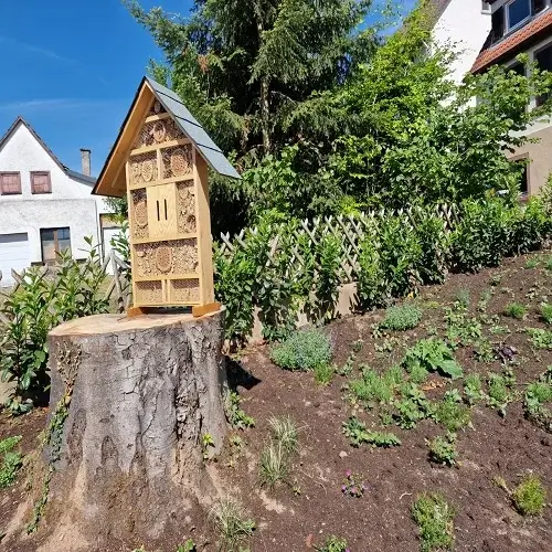 Ein Insektenhotel im Garten fördert Naturverständnis bei Kindern der Kindertagespflege Kunterbunt am Brudergrund.