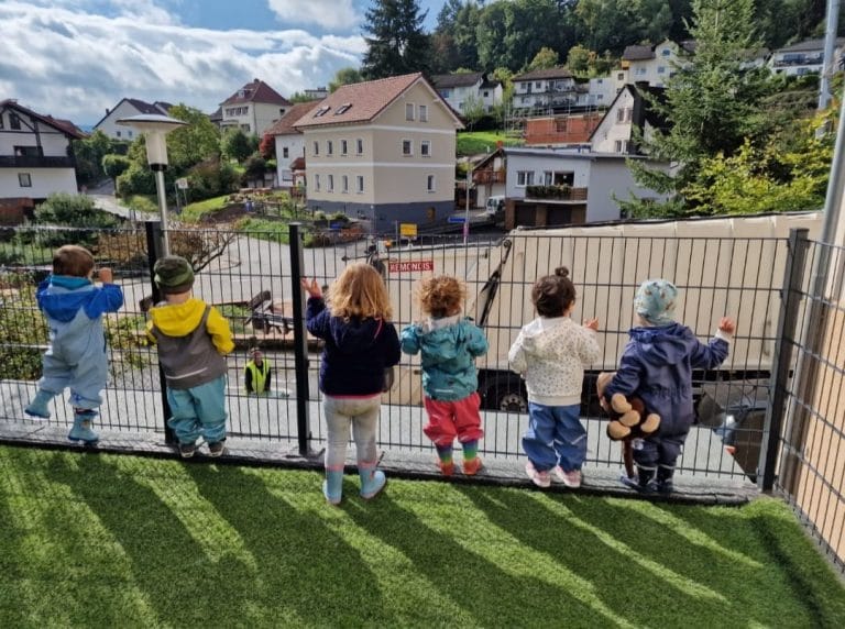 Kinder entdecken gemeinsam den Außenbereich der Kindertagespflege in Erbach
