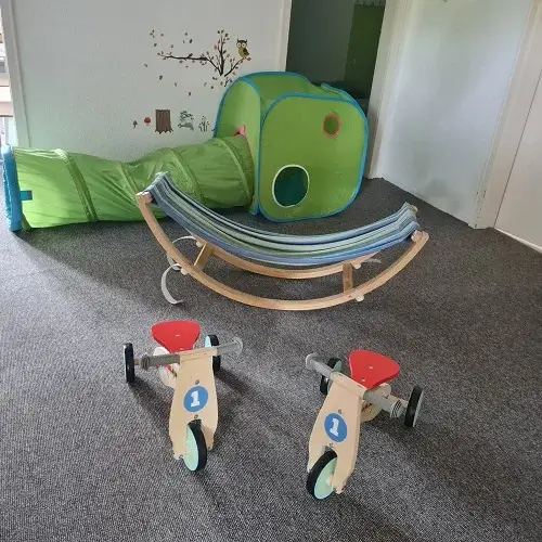 Kinder gehen gemeinsam einen Waldweg entlang und erleben Bewegung und Gemeinschaft bei der Tagesmutter am Brudergrund.