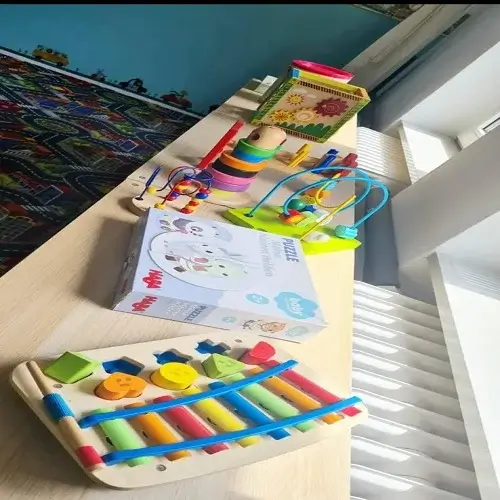 Pädagogisches Holzspielzeug im Innenbereich der Kindertagespflege Kunterbunt am Brudergrund in Erbach