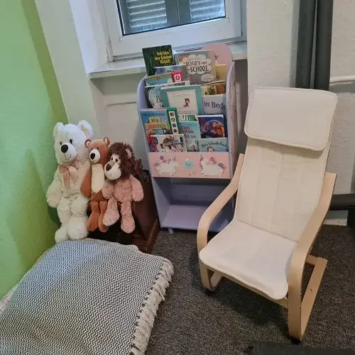 Gemütliche Leseecke mit Kinderbüchern und Kuscheltieren in der Kindertagespflege Kunterbunt am Brudergrund.