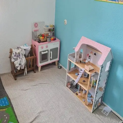 Spielküche und Puppenhaus in einem liebevoll eingerichteten Spielzimmer der Tagesmutter am Brudergrund.