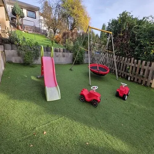 Spielplatz und Gartenbereich der Kindertagespflege Kunterbunt am Brudergrund in Erbach