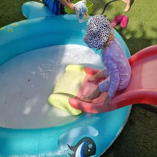 Wasserspiel im Außenbereich der Kindertagespflege Kunterbunt am Brudergrund